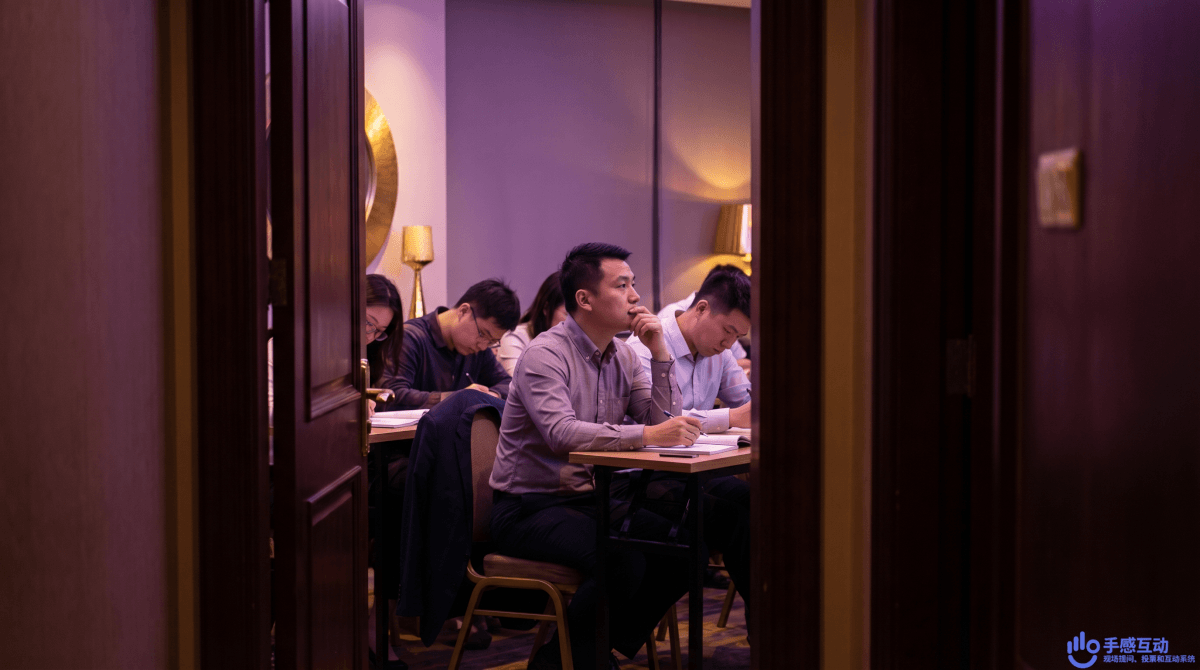 学员们专注手机答题，两人对照屏幕讨论答案