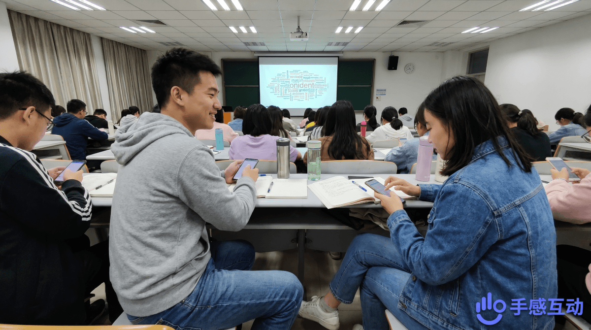 后排学生也在用手机参与互动，一位男生提交完内容后露出满足的笑容