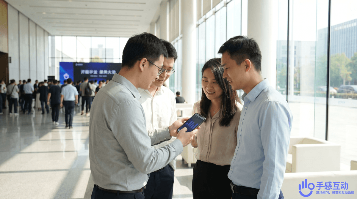 发布会散场后交流区，几位参会者围在一起查看手机上的评分结果