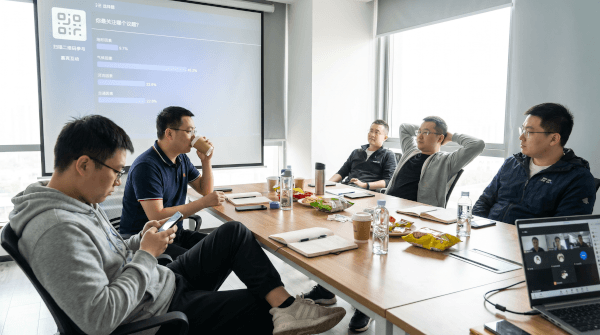 混合会议的互动断层：线上参会者为什么总在"旁观"？